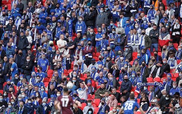 1621099692_953_FA-Cup-Final-Fans-BOO-Leicester-and-Chelsea-players-taking.jpg