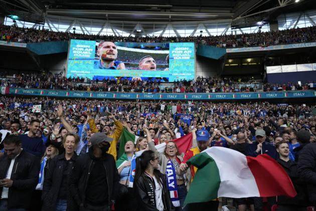 Italy-Fans-AP_630_630.jpg