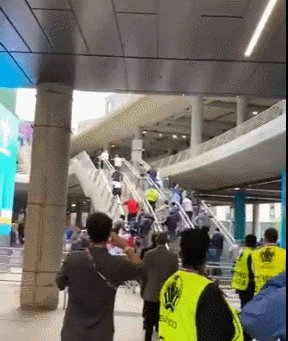 冲进球场.gif