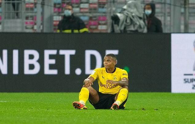 46790287-9901819-Manuel_Akanji_sits_down_after_his_mistake_allowed_Lewandowski_th-a-149_1629235476721.jpg