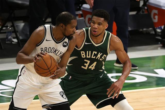 Giannis-Antetokounmpo-r-guards-Kevin-Durant..jpg