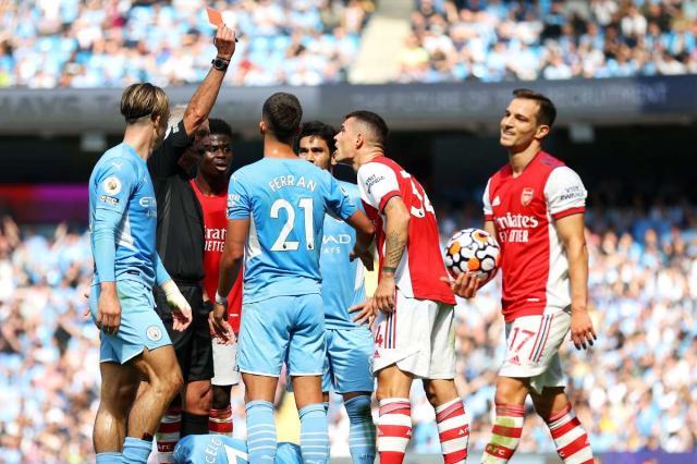 granit-xhaka-of-arsenal-sent-off-at-manchester-city_hvc6dscjufka19ddxmwmzf234.jpg