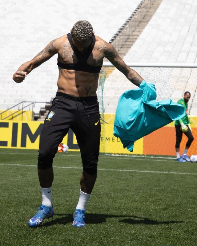 对阿根廷队战前训练中,内马尔特意脱掉球衣,以显示自己腹部的肌肉