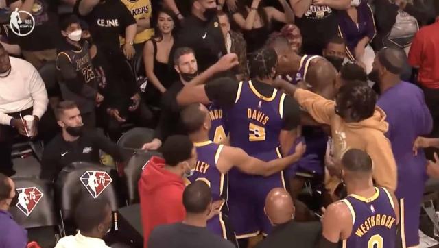 Anthony-Davis-Dwight-Howard-Lakers.jpg