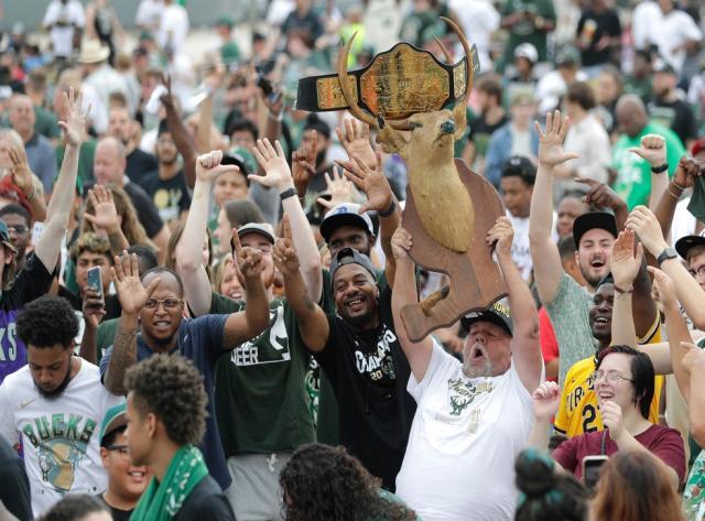 Bucks_Parade_Basketball_22601.jpg