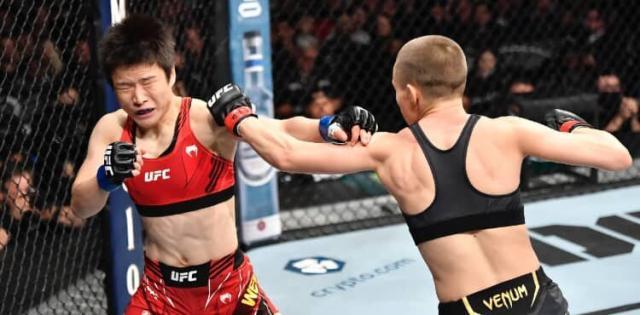 Rose-Namajunas-punches-Zhang-Weilie-at-UFC-268-750x370.jpg