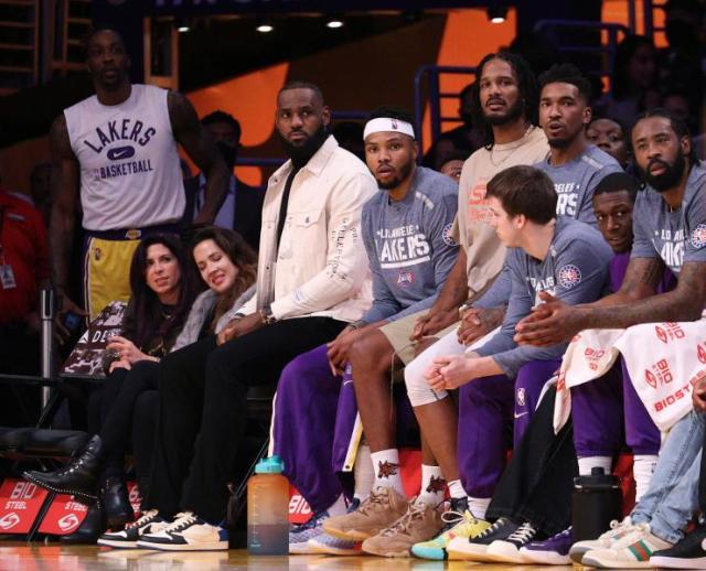 injured-lebron-james-6-los-angeles-lakers-watches-bench.jpg