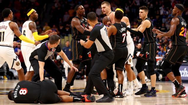 dm_211108_nba_jokic_morris_ejection14.jpg