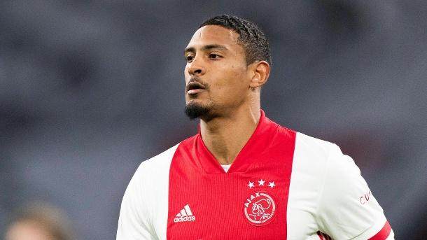 sebastien-haller-der-ex-frankfurter-wechselte-im-januar-fuer-eine-rekordabloese-von-west-ham-united-zu-ajax-amsterdam-.jpg