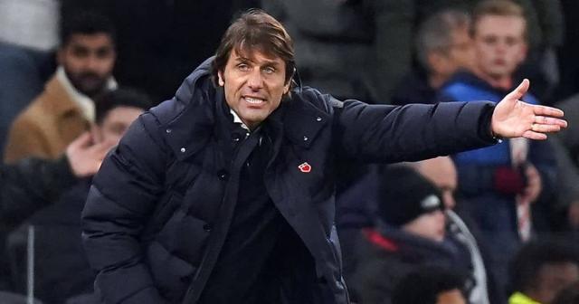 Antonio-Conte-pointing-from-the.jpg