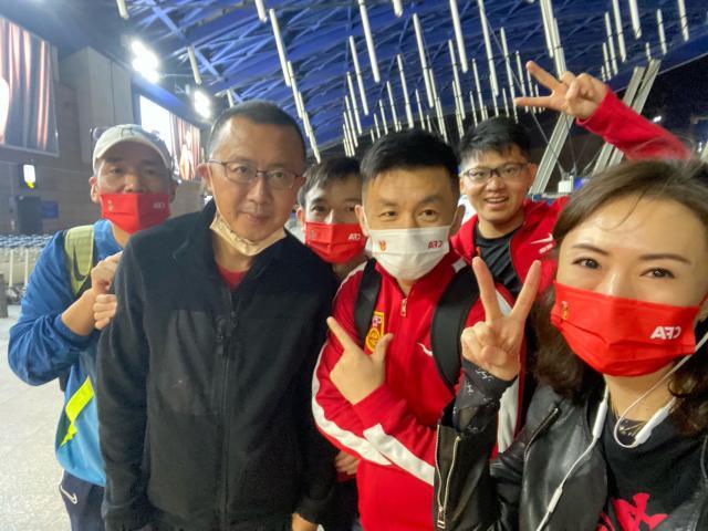27-11月6日深夜从上海浦东机场出发前与同行的其他国内记者合影.jpg