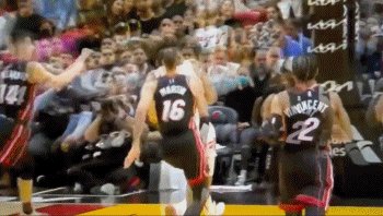 飛向觀眾席2.gif