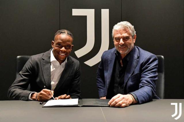 Denis-Zakaria-signs-for-Juventus-source-Juve-Twitter.jpg