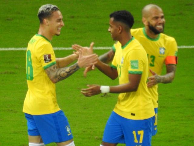 库鸟时隔1年多再进球 巴西队4比0大胜巴拉圭！