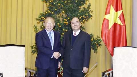 越南国度总统访问朴恒绪 年节功夫打败中国足球队功勋