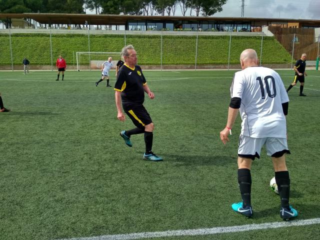 70岁也能踢球！WalkingFootball！一起踢走路足球！