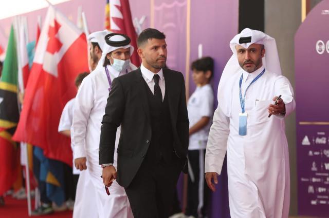 卡塔尔世界杯分组抽签仪式 阿圭罗携未婚妻出席！