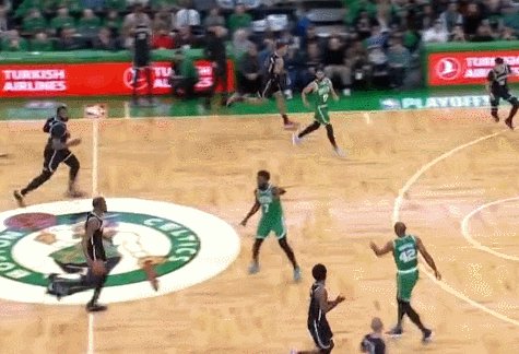 持球擋拆被撞翻.gif