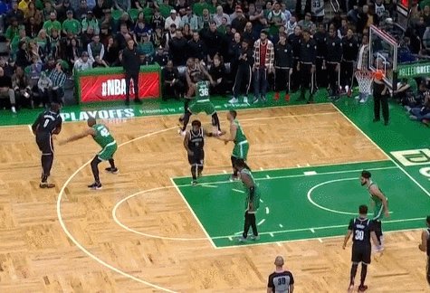 沖筐被格威撞飛.gif