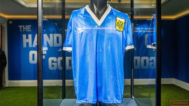 895万美元 马拉多纳上帝之手球衣成最贵体育拍品！