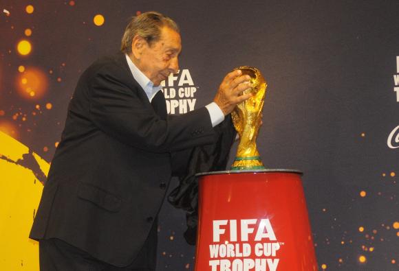 大力神杯全球巡游 乌拉圭为何只有总统一人能碰它