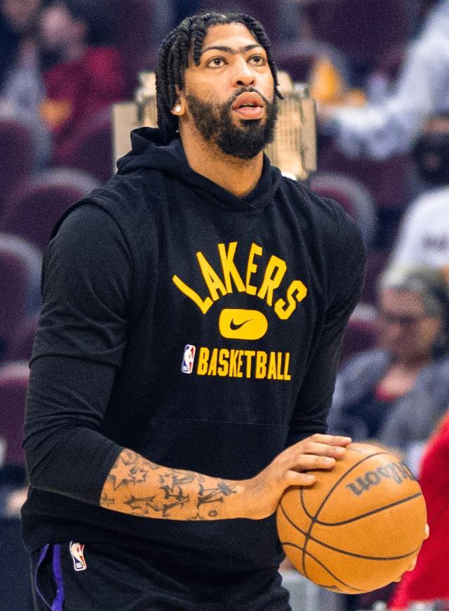 Anthony_Davis_pre-game_(cropped).jpeg