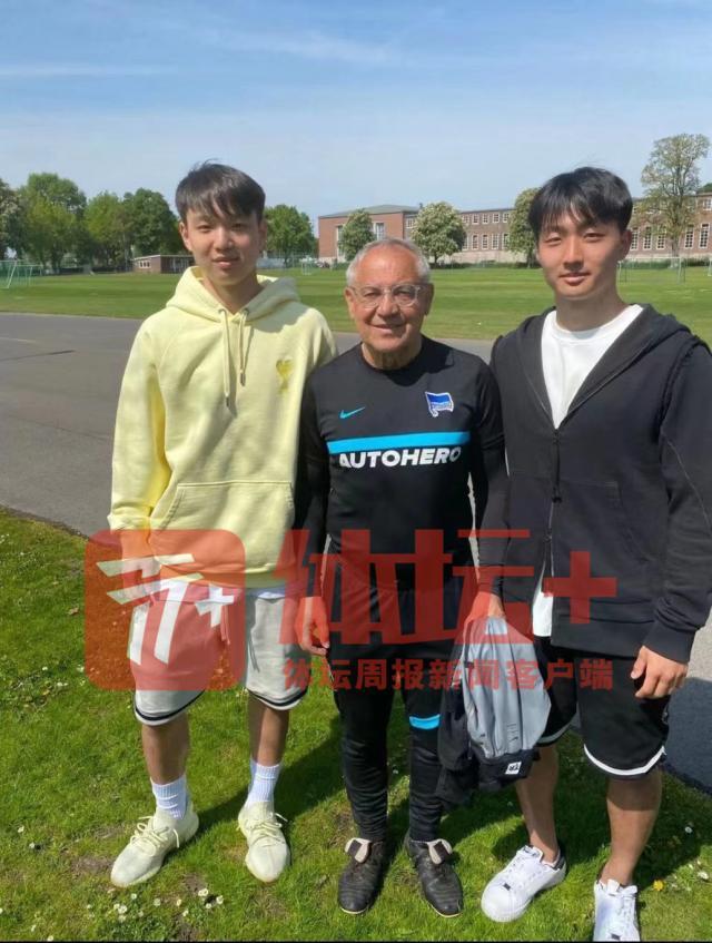 王博文(左)、另一位加盟云达不莱梅预备队的李贤成(02年龄段)与著名教练马加特合影.jpg
