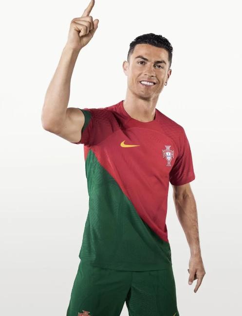 前所未有 卡塔尔世界杯葡萄牙队球衣一半红一半绿