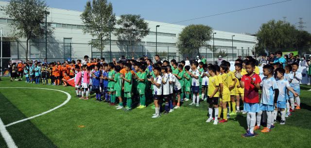 国际绿茵秋季全国足球联赛正式启动 千名少年齐聚