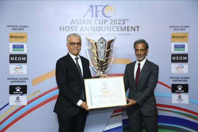 亚足联主席萨尔曼将2023亚洲杯主办权授予卡塔尔足协主席塔尼.jpg