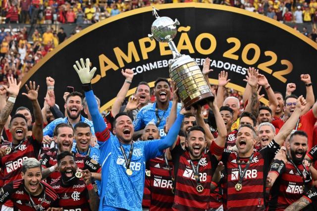 101004667-players-of-flamengo-celebrate-with-the-trophy-after-winning-the-copa-libertadores-fina.jpg