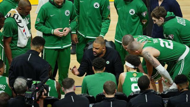 ime-udoka-huddle.jpg