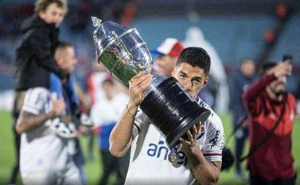 luis-suarez-bisa-na-despedida-e-da-titulo-de-campeao-uruguai.jpg