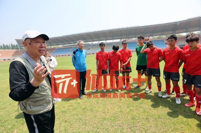 去年7月出发之前在青岛集训期间，前国足助理教练杨礼敏看望小球员们.jpg