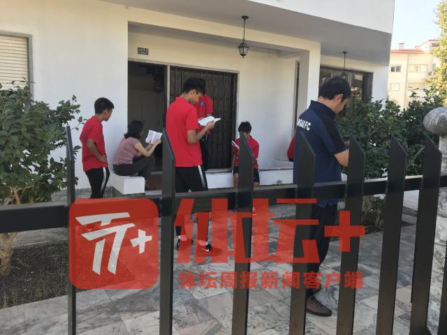 北京三高队的球员在防葡期间业余时间自觉选择读书学习.jpg