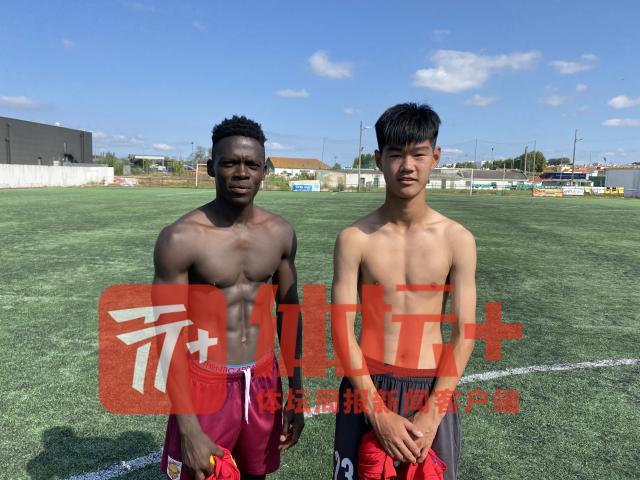同为东方龙俱乐部U19青年队的球员，中国小球员与葡萄牙当地球员身体上的差异一目了然.jpg