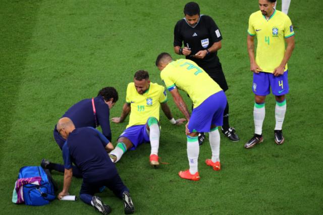 内马尔受伤球迷盼他断腿 巴西配不上他的足球？