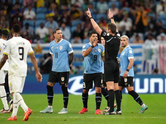 EuropaPress_4850443_02_december_2022_qatar_al_wakrah_uruguays_luis_suarez_appeals_to_referee-569x427.jpg