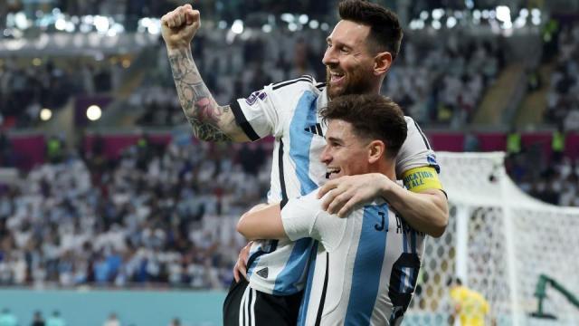 Lionel Messi Julian Alvarez Argentina Australia World Cup 2022 12032022.jpg