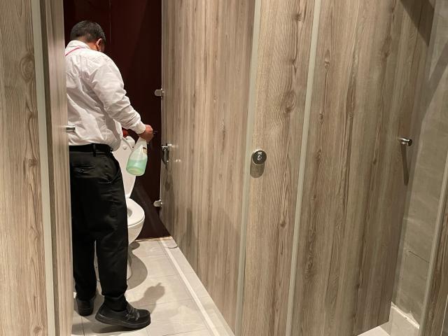 看看卡塔尔开的世界杯工资①猜猜洗手间保洁月薪？