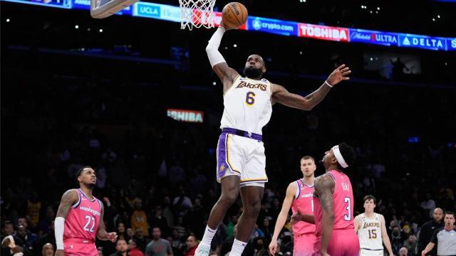 lebron_james_lakerswizardslaap1218_12192022.jpg