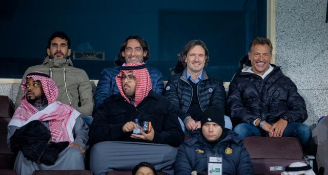 雷纳德(后排右一)已经返回沙特与助手观察沙特联赛.jpg