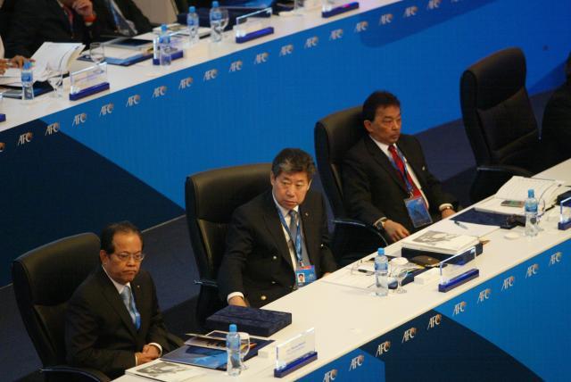 张吉龙在2015年亚足联代表大会上坐在主席台上.jpg