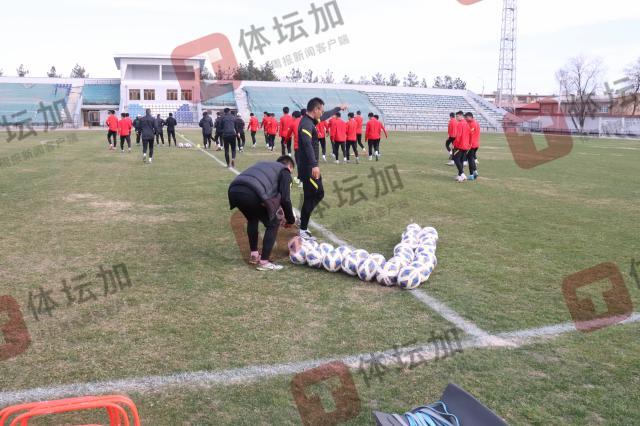 1-工作人员提前准备时在场地用球摆出”V“字.jpg