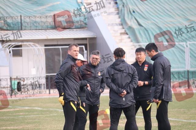 0-训练开始前教练组在商讨.jpg