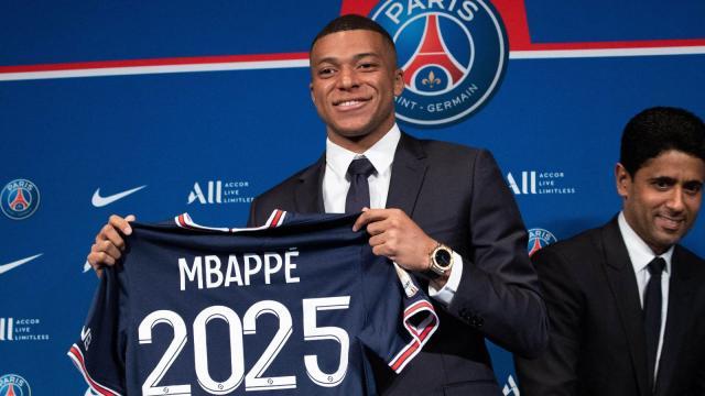 Kylian-Mbappe-signs-new-contract.jpg