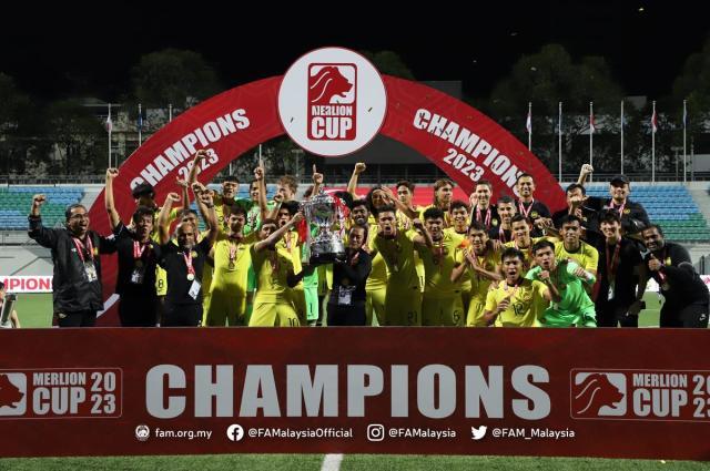 马来西亚国奥队获得新加坡鱼尾狮杯赛冠军.jpg