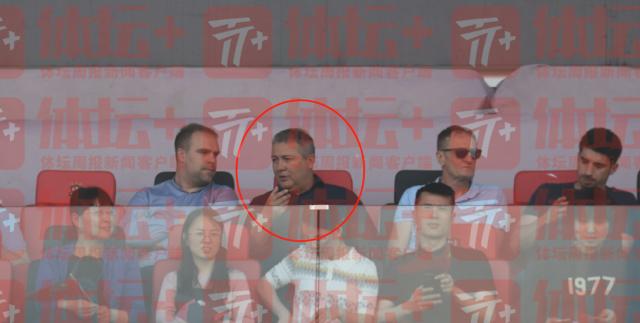 斯科西奇坐在主席台上观看比赛.png
