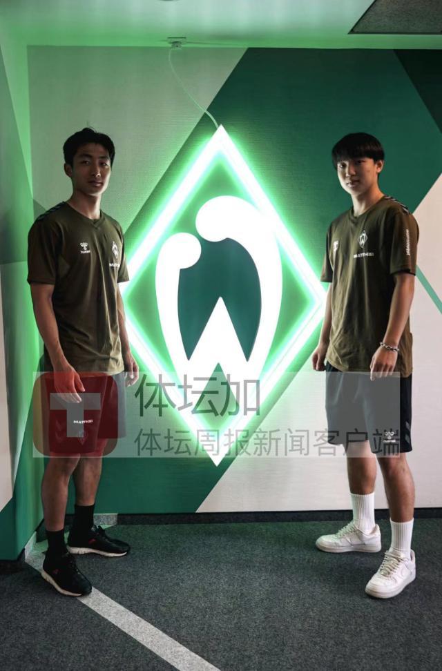今年7月28日，李贤成与王博文在完成与云达不莱梅U23队续约后.jpg