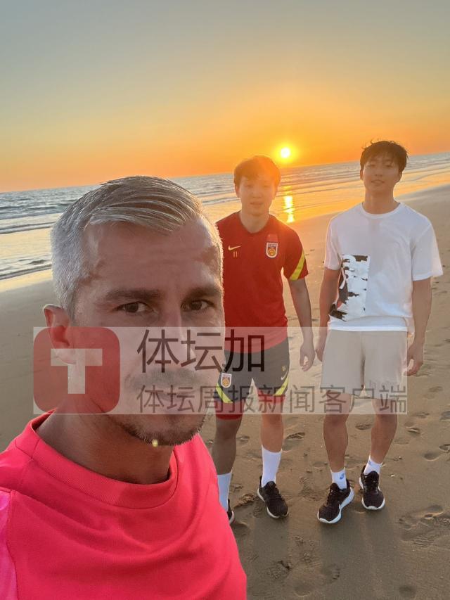 李贤成、王博文在海边散步.jpg